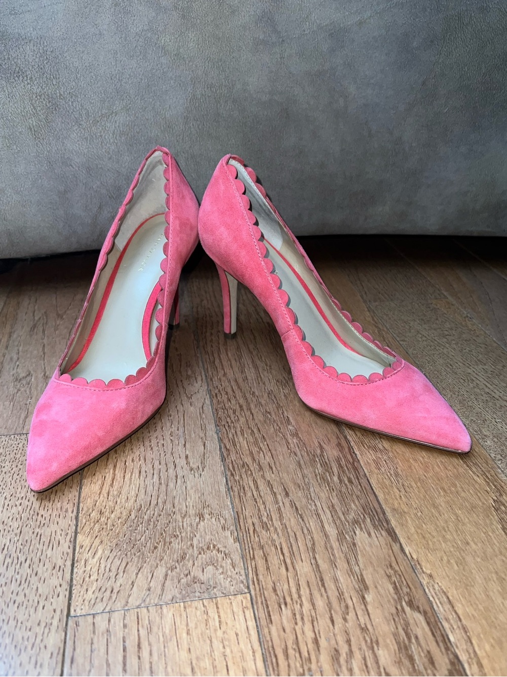 Ann Taylor Coral Pink Suede Scallop-Edge Pointed Pumps size 6